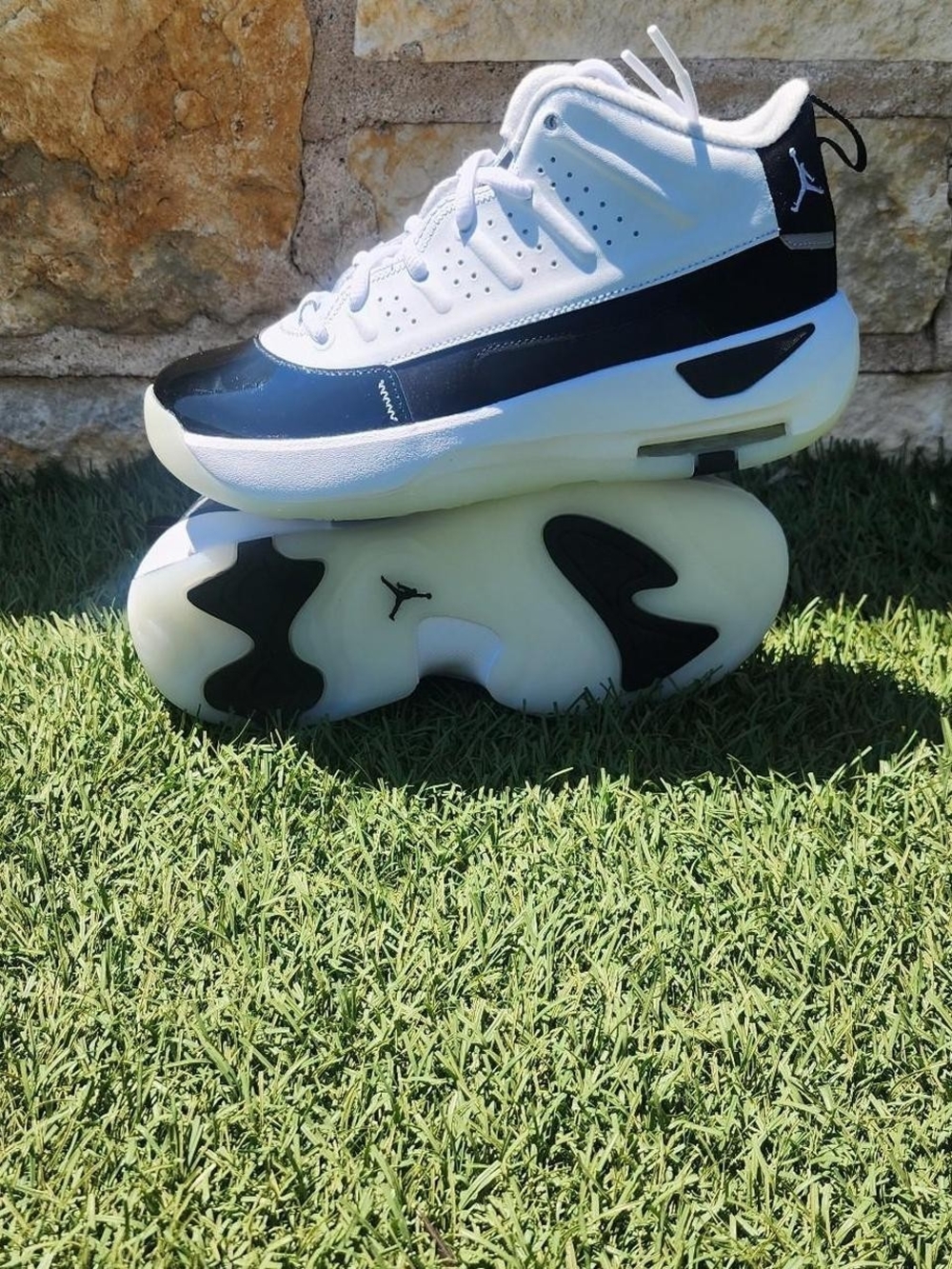 Jordan Max Aura (GS) Kids' White and Black Basketball Shoes